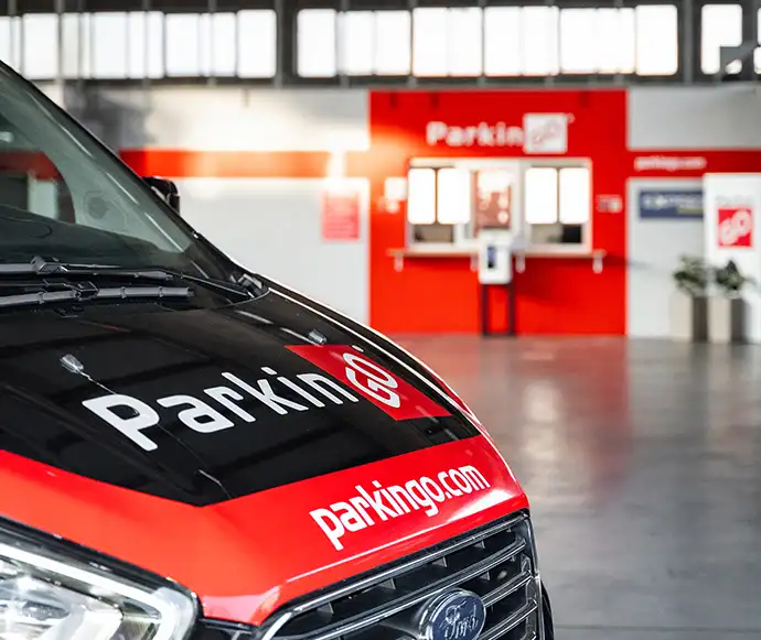 Dettaglio navetta ParkinGO pronta all'interno del parcheggio custodito di Milano Linate