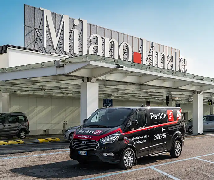 Navetta ParkinGO in sosta operativa davanti al Terminal dell'Aeroporto di Milano Linate