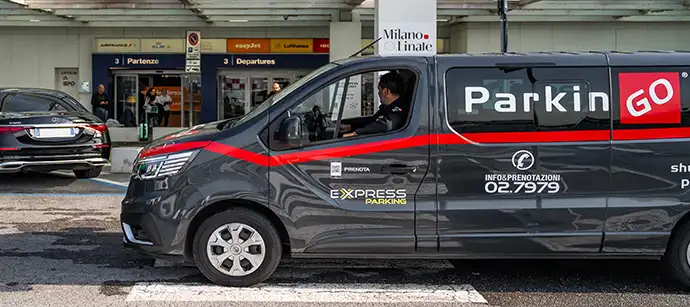 Navetta ParkinGO in attesa dei passeggeri al terminal Arrivi dell'Aeroporto di Milano Linate