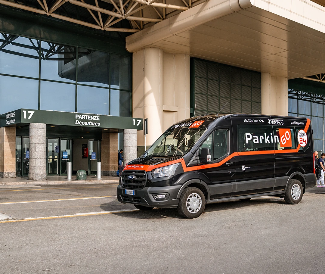 Navetta gratuita ParkinGO che trasporta passeggeri ai Terminal T1 e T2 di Malpensa